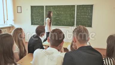 许多学生在课堂上举手回答。 俄罗斯学校。